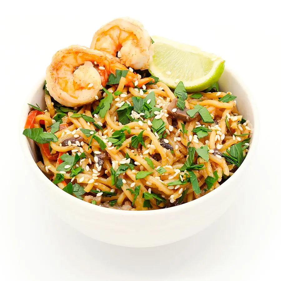 Wok с курицей с креветками в соусе Том Ям 